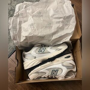 New in box 530 New Balance Beige Green Sneaker Shoes
